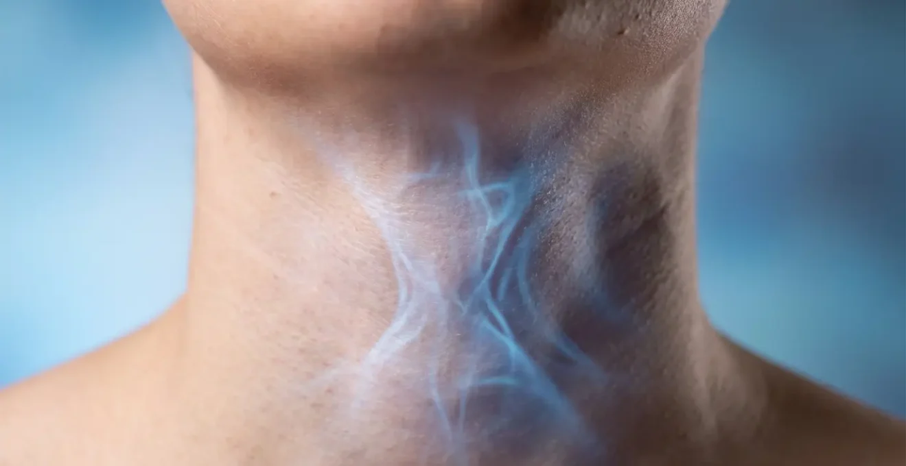 Primer plano del cuello de una persona con una representación simbólica de energía azul bloqueada en la zona de la garganta