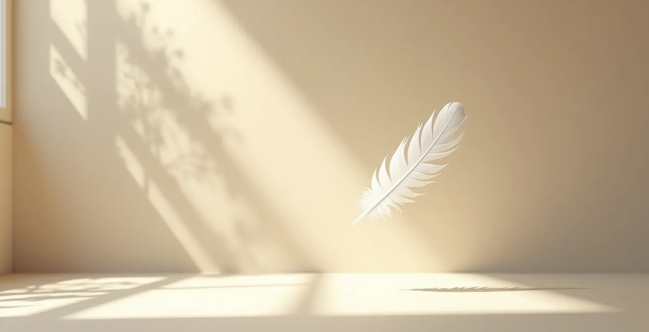 Pluma blanca flotando en un rayo de luz dorada que entra por una ventana, ambiente sereno y contemplativo