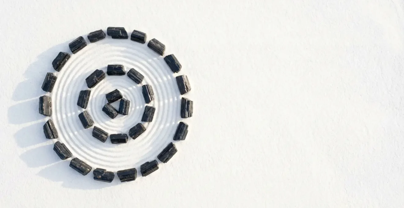 Fragmentos de turmalina negra dispuestos para ritual de transformación